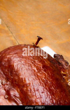 Eine Salz reiben brined Thanksgiving-Truthahn auf einem Weber Kettle Grill gekocht Stockfoto