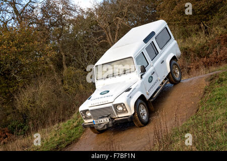 Land Rover Defender 110 off Road auf der Land Rover Experience fahren grob Luton Hoo Bedfordshire UK Stockfoto