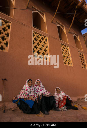 Porträt der iranischen Frauen tragen traditionelle Floreal Tschador im Zoroastrian Dorf, Provinz Isfahan, Abyāneh, Iran Stockfoto