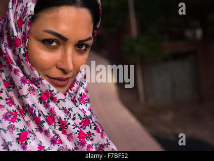 Porträt einer iranischen Frau tragen traditionelle Floreal Tschador im Zoroastrian Dorf, Provinz Isfahan, Abyāneh, Iran Stockfoto