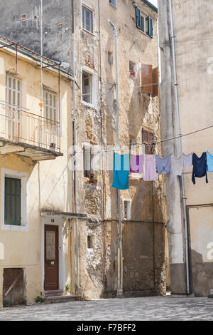 Altbauten auf einem Platz in Seitenstraßen in Korfu-Stadt. Corfu Stockfoto