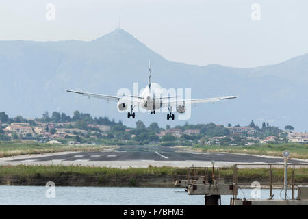 Airbus A320-232 im Besitz von Aegean Airlines kommen ins Land am Flughafen Korfu CFU, Griechenland Stockfoto