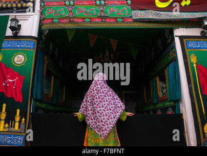 Iranerin tragen traditionelle Floreal Tschador In Jam'e Moschee eingerichtet für Ashura Feier, Provinz Isfahan, Abyāneh, Iran Stockfoto