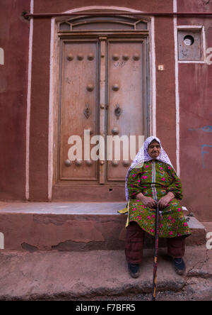 Porträt einer iranischen Frau tragen traditionelle Floreal Tschador im Zoroastrian Dorf, Provinz Isfahan, Abyāneh, Iran Stockfoto