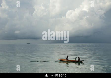 Zwei Fischer in der Celebes-See Stockfoto