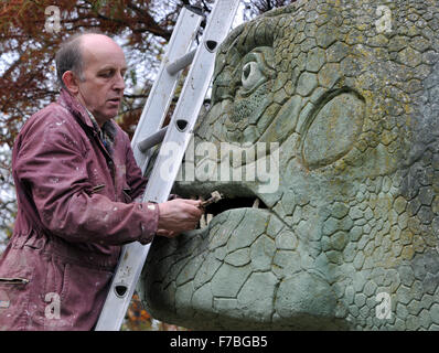 Der Crystal Palace Dinosaurier von spezialisierten Restauratoren saniert. Die Dinosaurier in London SE19 wurden beauftragt, im Jahre 1852. Stockfoto