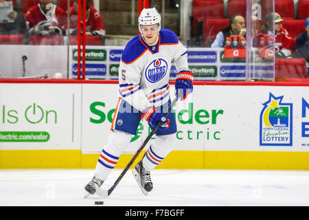 Raleigh, North Carolina, USA. 25. November 2015. Edmonton Oilers Verteidiger Mark Fayne (5) während der NHL-Spiel zwischen den Edmonton Oilers und den Carolina Hurricanes in der PNC-Arena. © Andy Martin Jr./ZUMA Draht/Alamy Live-Nachrichten Stockfoto