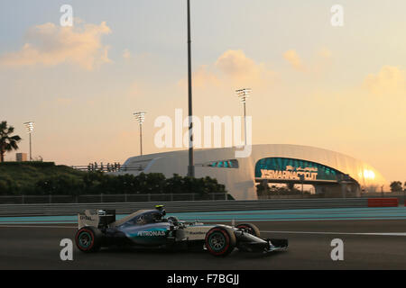 Yas Marina Circuit, Abu Dhabi. 28. November 2015. FIA-Formel-1 grand Prix von Abu Dhabi. Samstag läuft Qualifikation. Mercedes AMG Petronas - Nico Rosberg nimmt Pole-Position Credit: Action Plus Sport/Alamy Live News Stockfoto