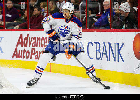 Raleigh, North Carolina, USA. 25. November 2015. Edmonton Oilers Defenseman Darnell Nurse (25) während der NHL-Spiel zwischen den Edmonton Oilers und den Carolina Hurricanes in der PNC-Arena. © Andy Martin Jr./ZUMA Draht/Alamy Live-Nachrichten Stockfoto