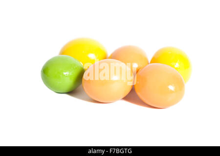 kleine Runde Bonbons isoliert auf weiss Stockfoto