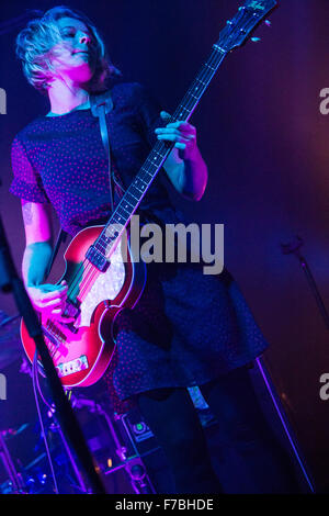 Fontaneto d'Agogna Italien. 27. November 2015. Die italienische alternative-Rock-Band VERDENA führt live auf der Bühne Phänomen während der "Endkadenz Vol 2 - Tour Club" Credit: Rodolfo weitertransferiert/Alamy Live News Stockfoto