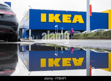 IKEA Einrichtungshaus in Wednesbury, Birmingham, UK, spiegelt sich in einer Pfütze Parkplatz. Stockfoto