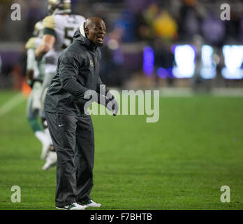 Fort Worth, Texas, USA. 27. November 2015. Baylor Bears Trainer während der NCAA Football-Spiel zwischen Baylor Vs TCU im Amon G. Carter Stadium in Fort Worth, Texas. © Csm/Alamy Live-Nachrichten Stockfoto