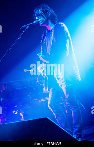 Fontaneto d'Agogna Italien. 27. November 2015. Die italienische alternative-Rock-Band VERDENA führt live auf der Bühne Phänomen während der "Endkadenz Vol 2 - Tour Club" Credit: Rodolfo weitertransferiert/Alamy Live News Stockfoto