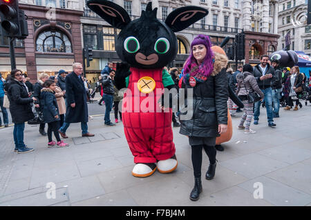 London, UK.  28. November 2015.  Ein Bing-Charakter unterhält Hunderte von Menschen versammelten sich in der Regent Street, die für den Verkehr zu Spielzeug Zeichen genießen geschlossen wurde und Tätigkeiten im Zusammenhang mit Spielzeug.  Hamley, das älteste Spielzeug-Shop der Welt gehostet, was als, die größten Spielzeug-Parade, die jemals in Großbritannien beworben wurde.  Bildnachweis: Stephen Chung / Alamy Live News Stockfoto