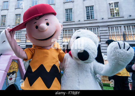 London, UK.  28. November 2015.  "Charlie Brown" und "Snoopy" Figuren aus Charles Schulzs "Peanuts"-Comic-Strip, unterhalten Hunderte von Menschen versammelten sich in der Regent Street, die für den Verkehr zu Spielzeug Zeichen genießen geschlossen wurde und Tätigkeiten im Zusammenhang mit Spielzeug.  Hamley, das älteste Spielzeug-Shop der Welt gehostet, was als, die größten Spielzeug-Parade, die jemals in Großbritannien beworben wurde.  Bildnachweis: Stephen Chung / Alamy Live News Stockfoto
