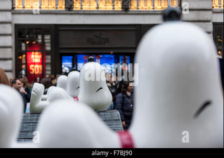 London, UK.  28. November 2015.  Eine Anzeige der gemalten Snoopy Zwinger auf dem Display, wie Hunderte von Menschen in der Regent Street, sammeln, die für den Verkehr zu Spielzeug Zeichen genießen geschlossen wurde und Tätigkeiten im Zusammenhang mit Spielzeug.  Hamley, das älteste Spielzeug-Shop der Welt gehostet, was als, die größten Spielzeug-Parade, die jemals in Großbritannien beworben wurde.  Bildnachweis: Stephen Chung / Alamy Live News Stockfoto