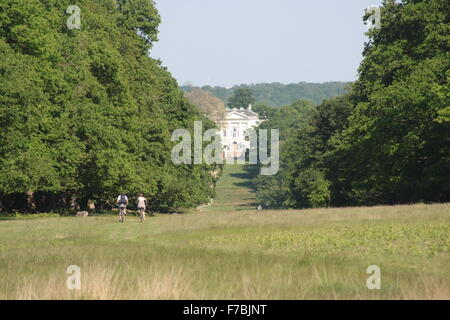 Den Hügel hinunter zum White Lodge Royal Ballet School in Richmond Park, London anzeigen Stockfoto