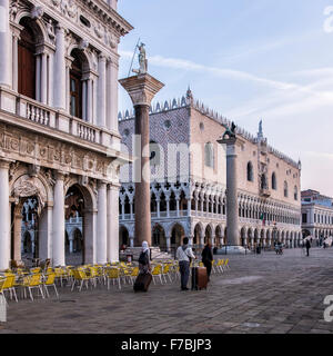 Venedig, Italien - am frühen Morgen Blick auf die Libreria Marciana, Palazzo Ducale und Spalten der Markusplatz geflügelten Löwen und St. Theodore Stockfoto