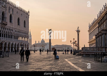 Venedig, Italien, Sunrise View der Piazzetta San Marco mit Dogenpalast, Granitsäulen von St. Markus und St. Theodore & Kirche Stockfoto