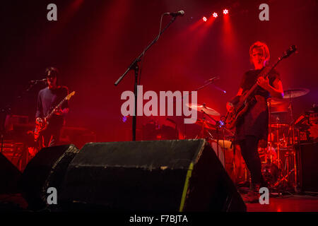 Fontaneto d'Agogna Italien. 27. November 2015. Die italienische alternative-Rock-Band VERDENA führt live auf der Bühne Phänomen während der "Endkadenz Vol 2 - Tour Club" Credit: Rodolfo weitertransferiert/Alamy Live News Stockfoto