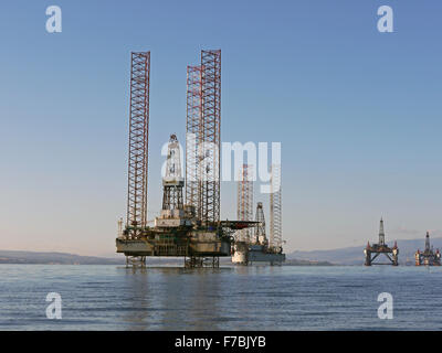 Bohrinseln vor Anker im Cromarty Firth für Wartung.  GSF Monarch Vila im Vordergrund Stockfoto