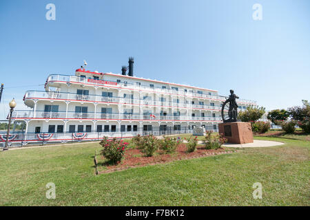 American Eagle Paddlewheel Riverboat angedockt American Eagle Bronze Statue von Mark Twain Steamboat Pilot in Hannibal, Missouri Stockfoto