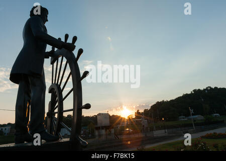 Bronze Kunst im öffentlichen Raum Statue in Glascocks Landung mit Blick auf Mississippi Fluß erinnert an Mark Twains Ausbildung als Dampfschiff pi Stockfoto