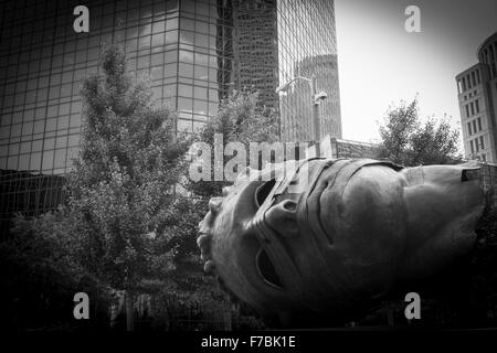 "Eros Bendato" von Igor Mitoraj die Bronze-Skulptur des massiven Kopf, in die Sie klettern können und Ausschau. in St. Louis, Missouri Stockfoto