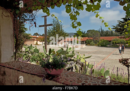 Blick auf Innenhof und Brunnen von Mission Carmel (CA), aus dem überdachten Loggia. Stockfoto