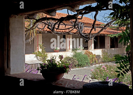 Blick auf eine der romantischen äußeren Galerien, die den Hof angrenzend an Mission Carmel, Kalifornien umgeben. Stockfoto