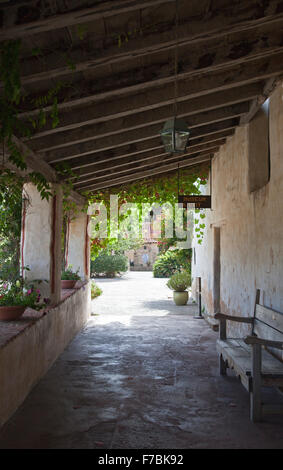 Blick auf eine der romantischen äußeren Galerien, die den Hof angrenzend an Mission Carmel, Kalifornien umgeben. Stockfoto