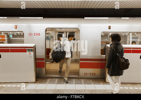Menschen immer ein- und Ausschalten in einem Tokioter u-Bahn Stockfoto