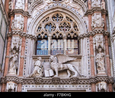Venedig, Italien, Außenfassade des Palazzo Ducale Eingang mit Doge Francesco Foscari kniend vor dem Markusplatz Löwe Stockfoto