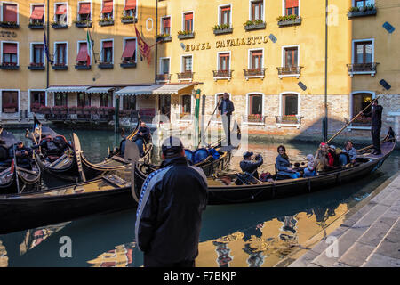 Venedig, Italien - Hotel Cavalletto und Gondolieri warten auf Fahrgäste in Gondeln Stockfoto