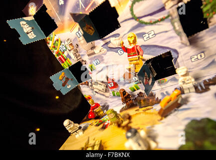 ILLUSTRATION - kleine Figuren und Spielzeug aus dem US-Film-Franchise Star Wars vor einen Adventskalender von Lego in Frankfurt am Main, 27. November 2015 dargestellt. Foto: ALEXANDER HEINL/dpa Stockfoto