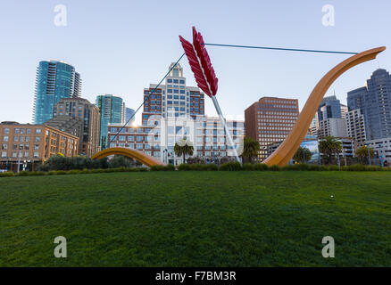 Span, Pfeil und Bogen Amors Skulptur in Rincon Park, San Francisco. Künstler: Coosje van Bruggen. Stockfoto