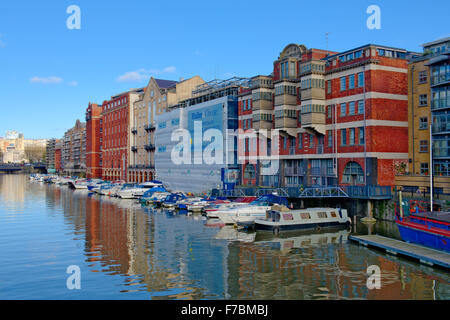 Bristol Hafen mit neuen Wohnungen schwimmende umgewandelt aus alten Lagerhäusern entlang Redcliff Rücken, zentrale Bristol, UK Stockfoto