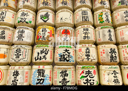 Traditionelle Angebot von Sake in der Shinto-Schrein in Tokio Stockfoto