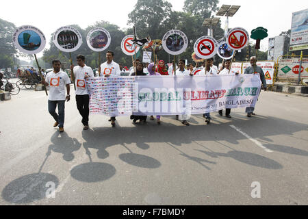 Nov, 28, 2015 Dhaka, Bangladesh. 28. November 2015. Menschen versammeln sich und Feiern zum Weltklima März für eine sichere, saubere Bangladesch 28. November 2015 in Dhaka, Bangladesch. Menschen kommen zusammen auf Nachfrage nach unseren schönen Planeten zu retten. © K M Asad/ZUMA Draht/Alamy Live-Nachrichten Stockfoto