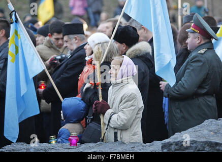 Kiew, Ukraine. 28. November 2015. Ukrainer besuchen eine Gedenkfeier in der Nähe ein Denkmal für die Opfer der großen Hungersnot in Kiew, Ukraine, 28. November 2015. Ukrainer Kerzen, einen Tag der Erinnerung für die Opfer des Holodomor 1932-1933 zu markieren. Der Holodomor war einer von Menschen verursachten Hungersnot provoziert durch sowjetischen Diktator Josef Stalin. Das Ergebnis war der Tod um mehr als 5 Millionen Ukrainer. Credit: Serg Glovny/ZUMA Draht/Alamy Live-Nachrichten Stockfoto