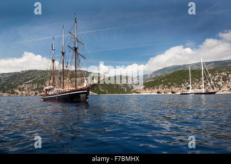 Cala Gonone, Dorgali, Sardinien, Italien, 7/2012. Luxus-Yachten in Moor vor dem Hauptstrand des Golfs von Orosei Cala Luna Stockfoto