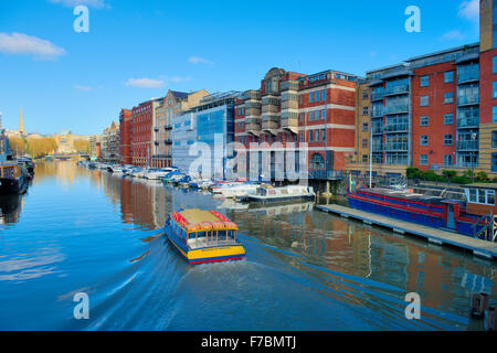 Bristol Hafen mit neuen Wohnungen schwimmende umgewandelt aus alten Lagerhäusern entlang Redcliff Rücken, zentrale Bristol, UK Stockfoto