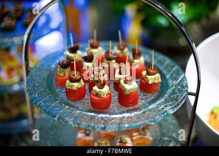 Köstliche Canapés auf Teller im restaurant Stockfoto