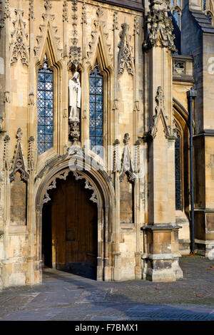 Tor in Südseite der St Mary Redcliffe Pfarrkirche, Bristol, England Stockfoto