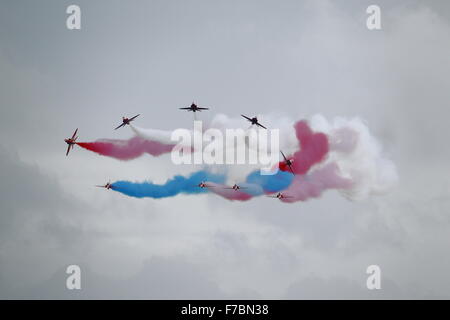 RAF akrobatische Team The Red Arrows durchführen 'Vixen Break' an der Bournemouth Air Festival 2014 mit einem Flugzeug (Red 2) fehlt Stockfoto