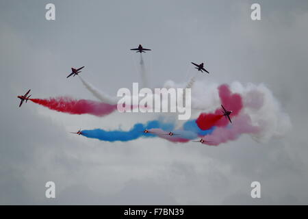 RAF akrobatische Team The Red Arrows durchführen 'Vixen Break' an der Bournemouth Air Festival 2014 mit einem Flugzeug (Red 2) fehlt Stockfoto