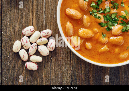 Bohnensuppe in Schüssel weiß Stockfoto