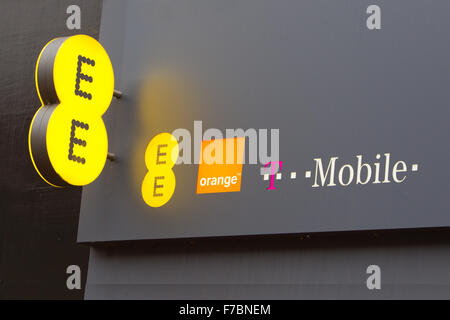 EE-Orange & T-Mobile Mobilfunknetz Markenlogos auf High street Stockfoto