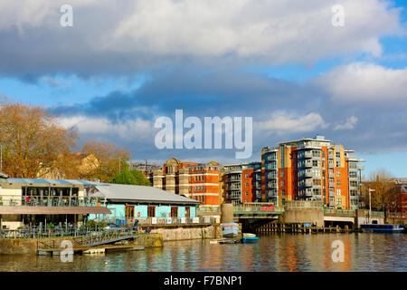 Schwimmenden Hafen von Bristol Riverstation Restaurant mit neuen Wohnungen umgewandelt aus alten Lagerhäusern entlang Redcliff Rücken Stockfoto